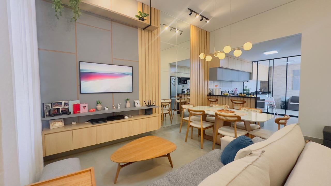 Sala de estar com painel ripado e home
