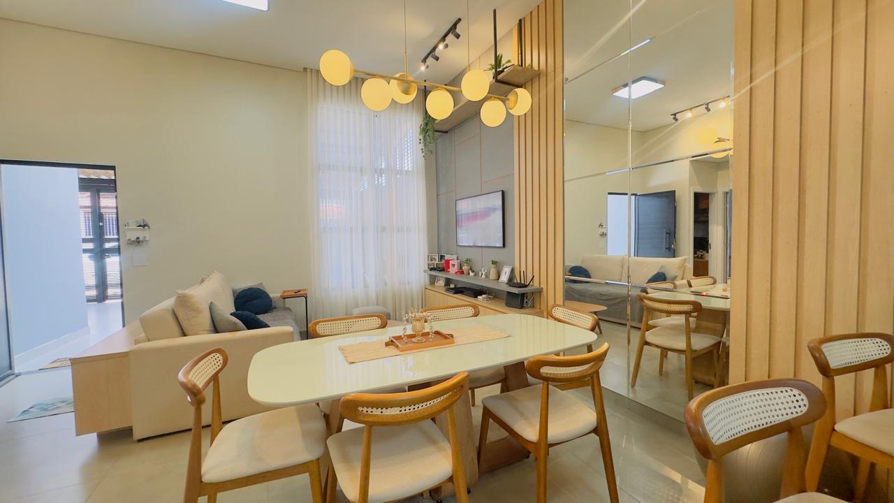 Sala de jantar com mesa e luminária pendente