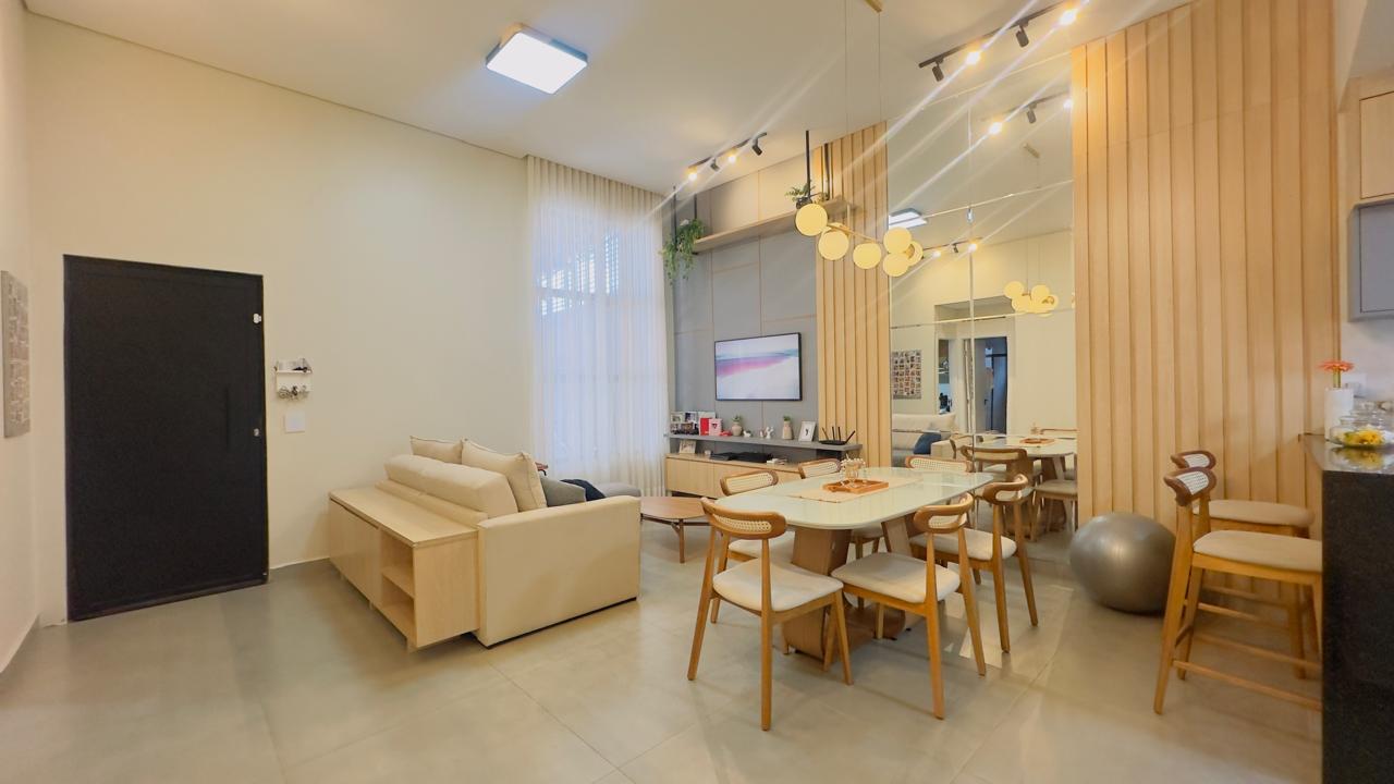Living com sofá e mesa de jantar