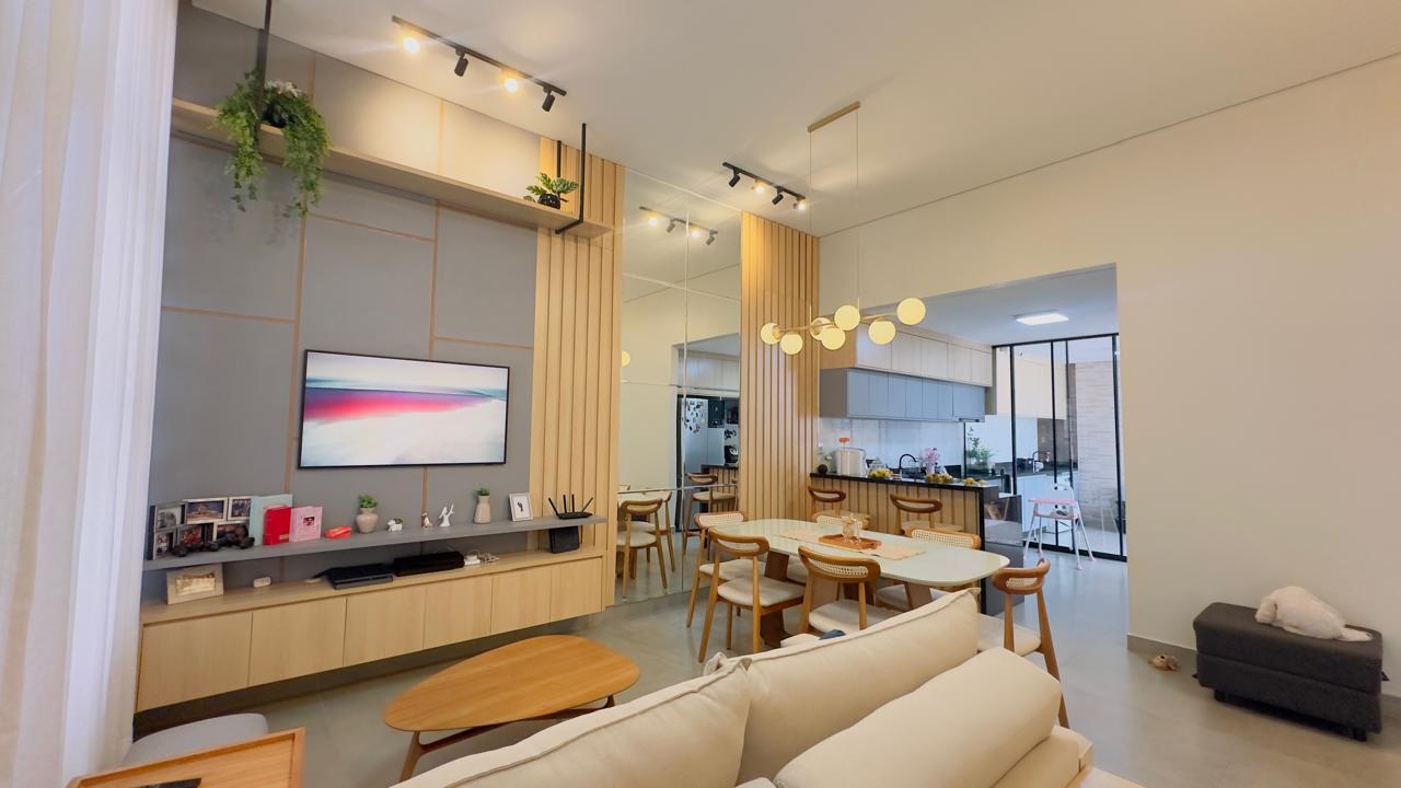 Sala com painel home e espelho