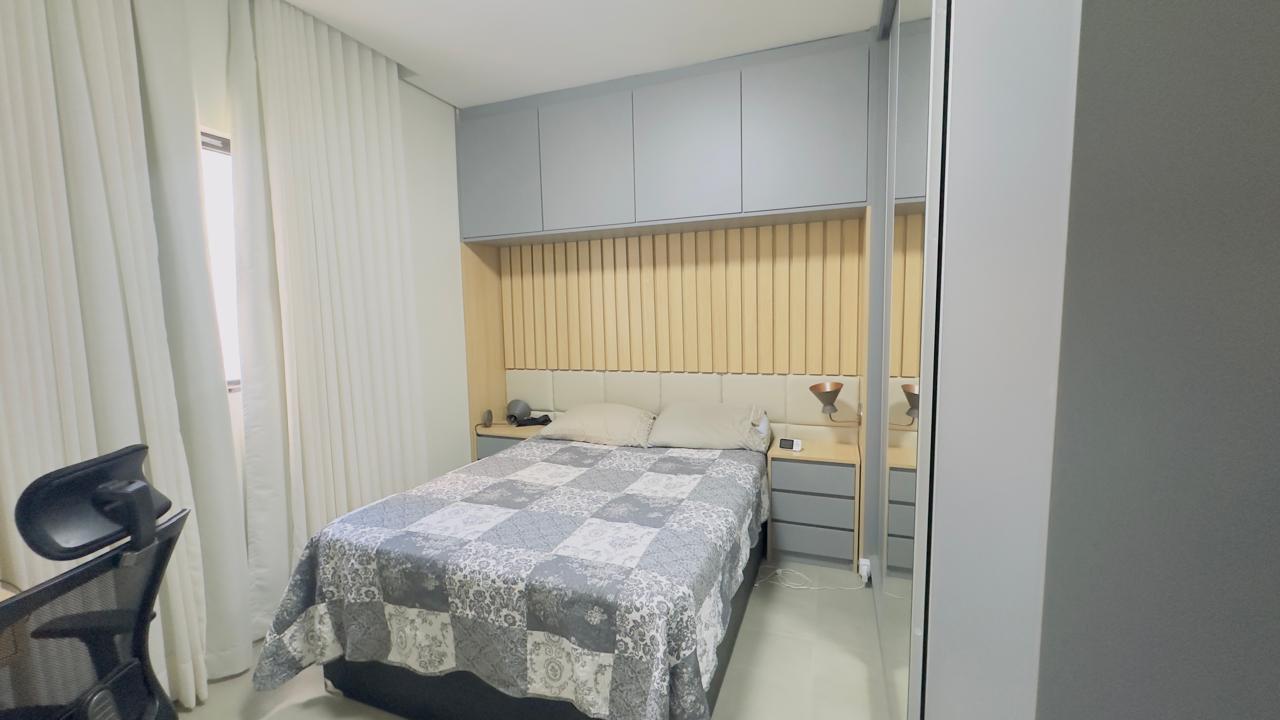 Suíte principal com cabeceira ripada