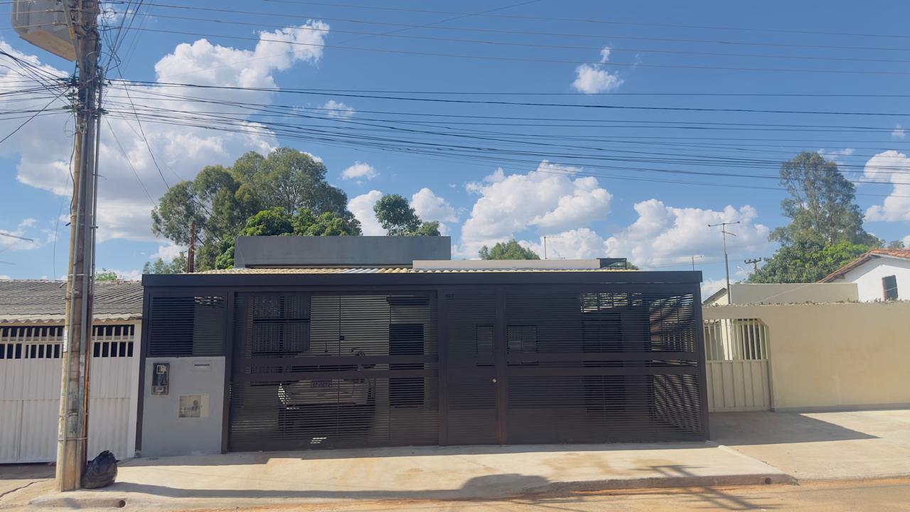 Fachada com portão de alumínio preto