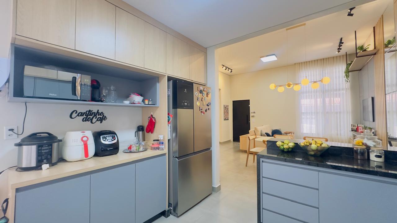 Cozinha com planejados cinza